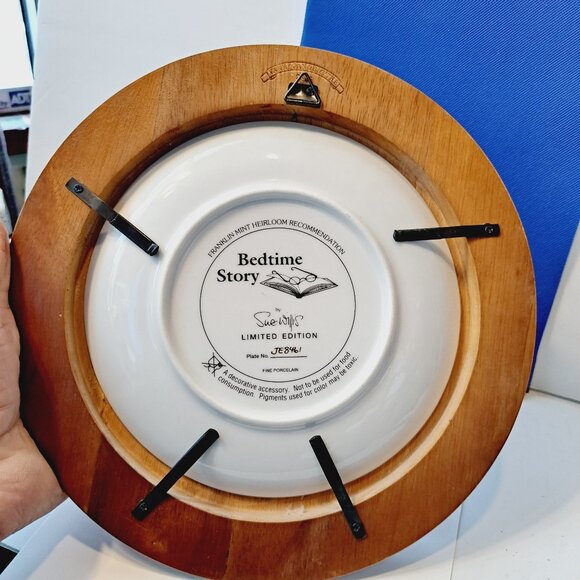 Franklin Mint Bedtime Story by Sue Willis 8" plate, includes plate frame - Picture 5 of 6